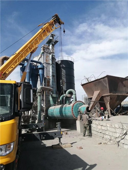 离石区设备搬运等各类工程项目中，吊车起着关键作用