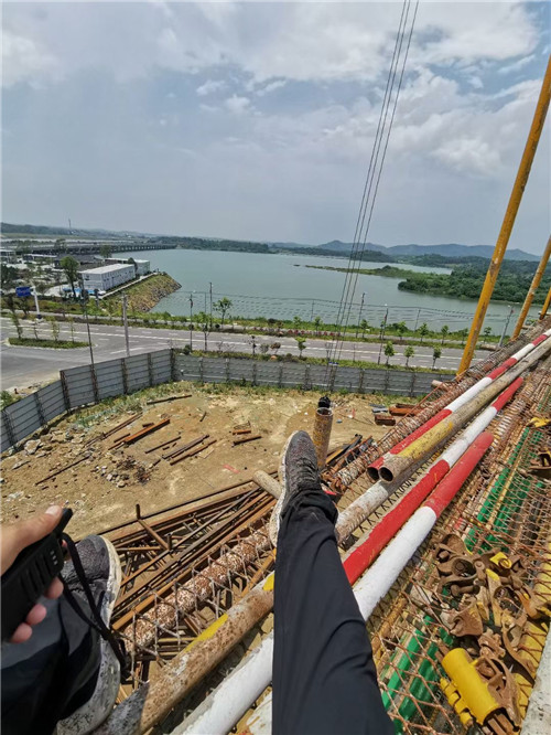 离石区作业中发生设备损坏或人员意外，责任怎么划分？