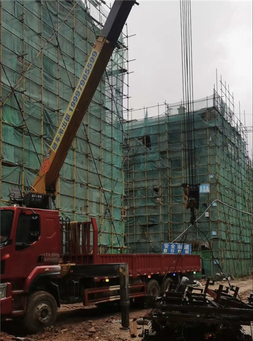 离石区“慢工细活”—— 吊车的 “微动控制” 技术