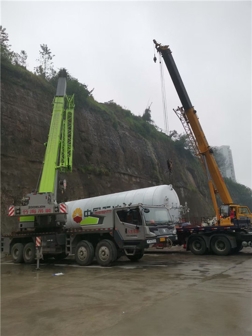 离石区“不怕风雨冻”—— 吊车的 “恶劣环境适应” 技术